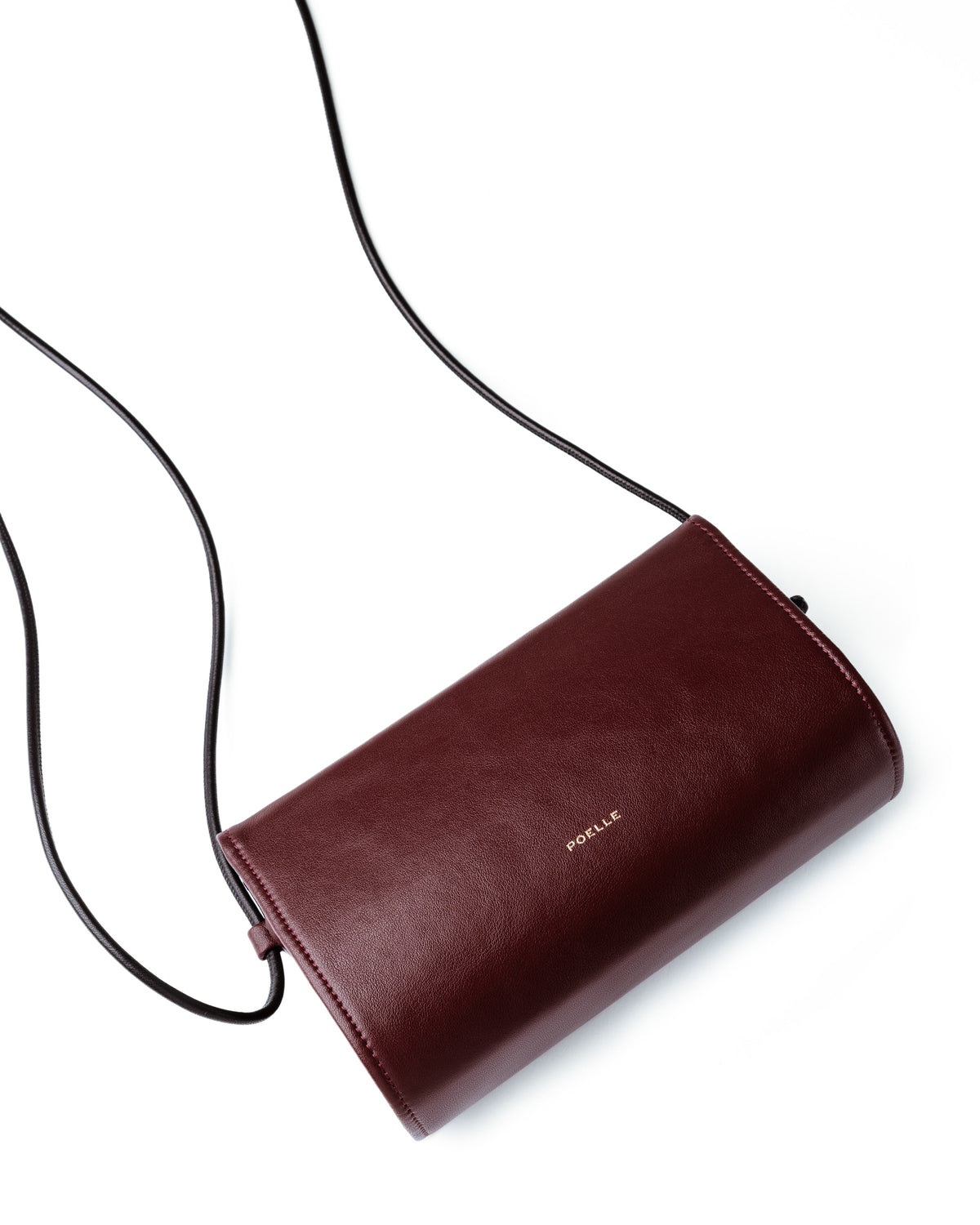 Sophie Bag Medium Marsala — klapa i pasek z bliska